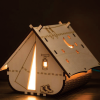 Lampă decorativă din placaj în formă de cort, cu detalii gravate și lumină ambientală LED, 20x20x15 cm aprinsa.