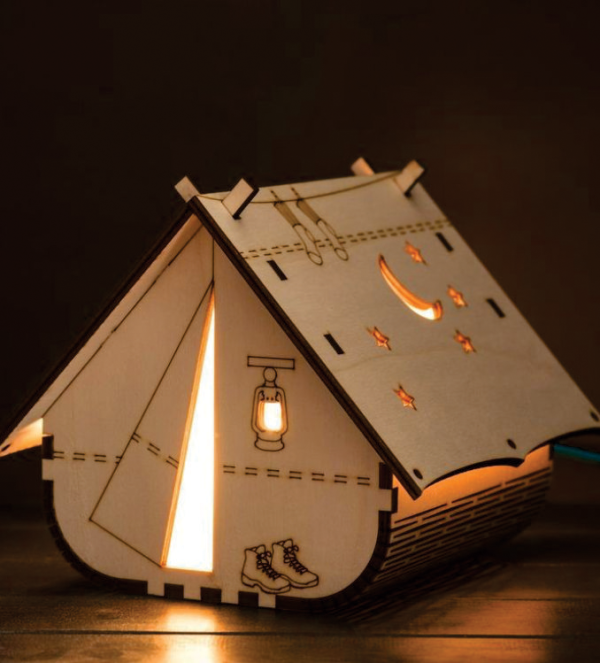 Lampă decorativă din placaj în formă de cort, cu detalii gravate și lumină ambientală LED, 20x20x15 cm aprinsa.