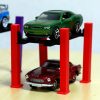 Elevator auto miniatural la scară 1:64, compatibil cu machete Hot Wheels și Matchbox, plasat într-un decor de garaj pentru diorame.