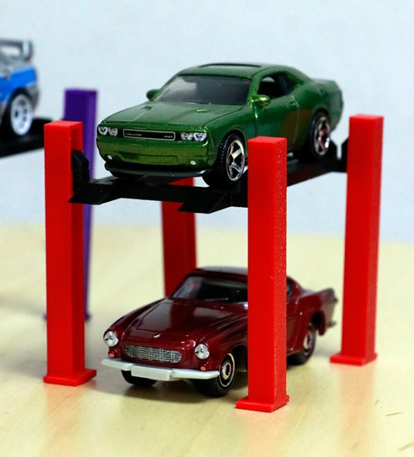 Elevator auto miniatural la scară 1:64, compatibil cu machete Hot Wheels și Matchbox, plasat într-un decor de garaj pentru diorame.