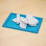 Puzzle 3D cu 10 piese albe, așezate pe o ramă albastră, realizat prin printare 3D, nivel dificultate 8/10.