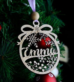 Glob de Crăciun personalizat din lemn – cu nume decupat și fulgi de zăpadă bccdesign.ro