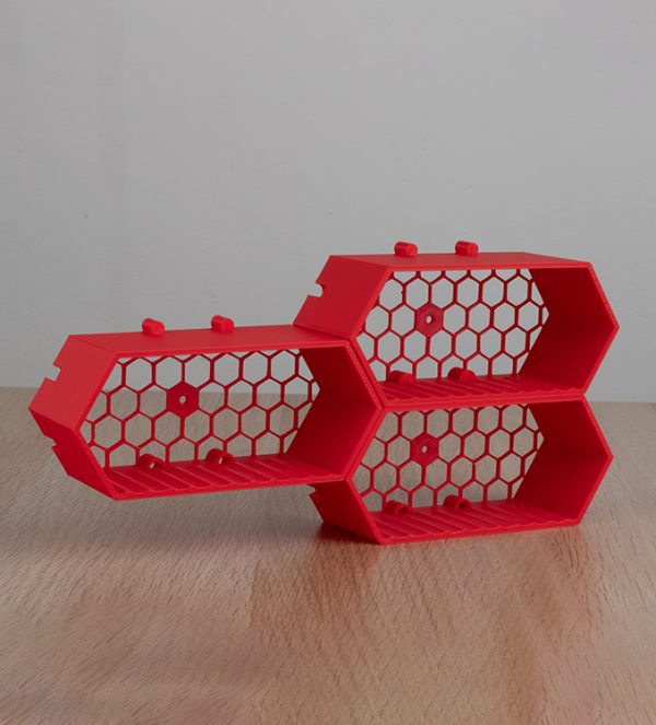 tablita-cu-parintii-mei-se-casatoresc-bccdesign-1 Suport modular din material rigid, realizat prin imprimare 3D, conceput pentru expunerea unei machete auto la scara 1/64. Prezintă un design hexagonal tip fagure, ideal pentru colecționari Hot Wheels, Matchbox și alte mărci similare.