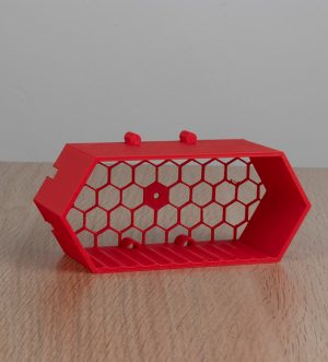 Suport modular din plastic pentru afișarea unei machete auto la scara 1/64, cu design tip fagure.