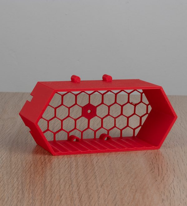 tablita-cu-parintii-mei-se-casatoresc-bccdesign-2 Suport modular din plastic pentru afișarea unei machete auto la scara 1/64, cu design tip fagure.