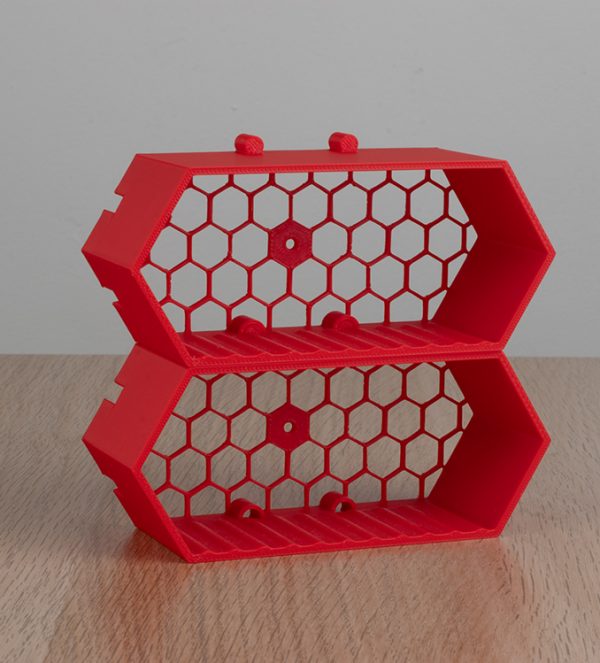 tablita-cu-parintii-mei-se-casatoresc-bccdesign.ro-2 Suport modular din plastic pentru afișarea unei machete auto la scara 1/64, cu design tip fagure.